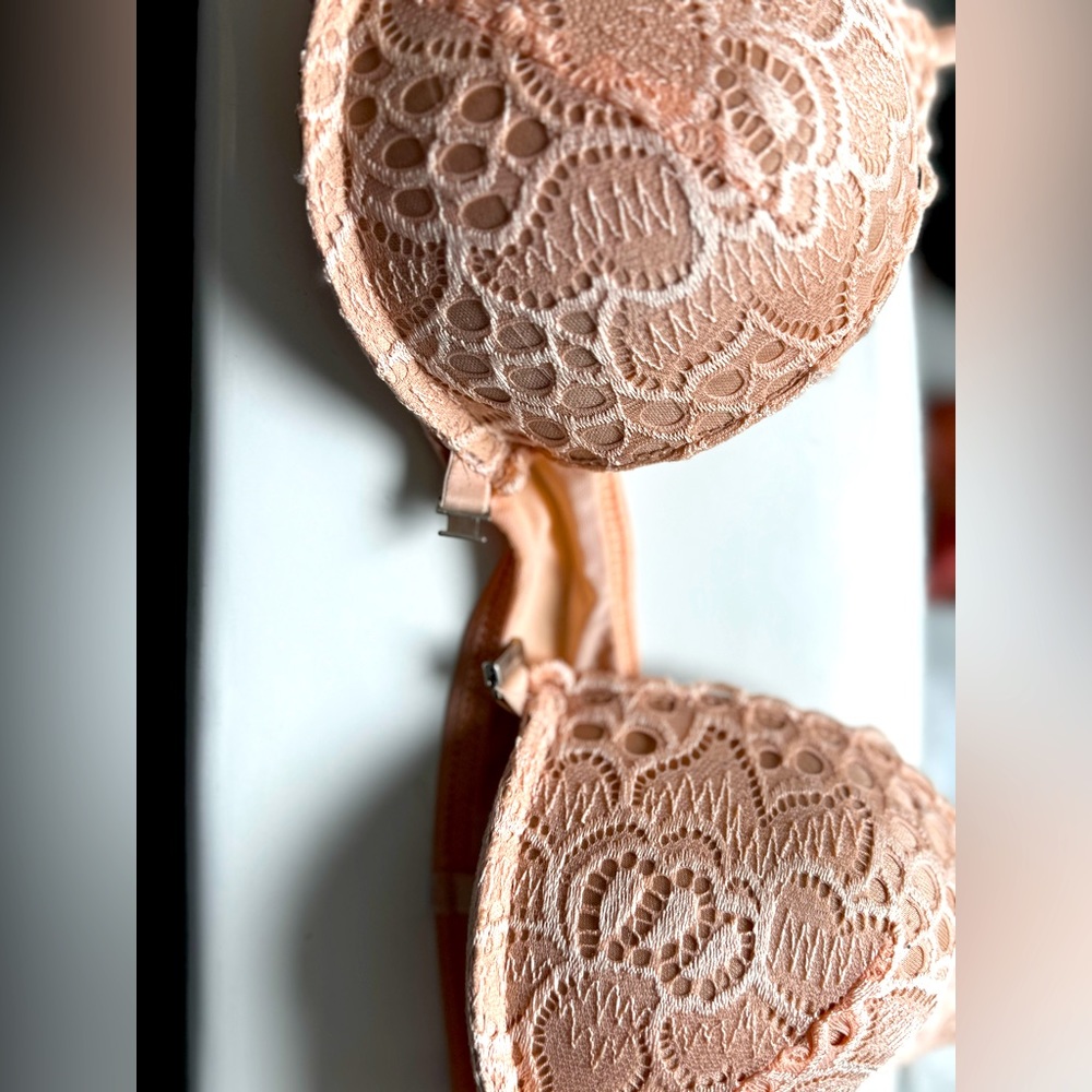 Simple Floral Lace push up Bra, front buckle, comfortable and breathable.